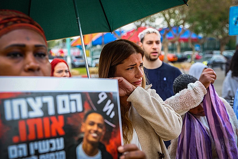 מפגינים מחוץ לבית משפט השלום בפ"ת בדיון בהארכת מעצרו של החשוד המרכזי ברצח ימנו זלקה