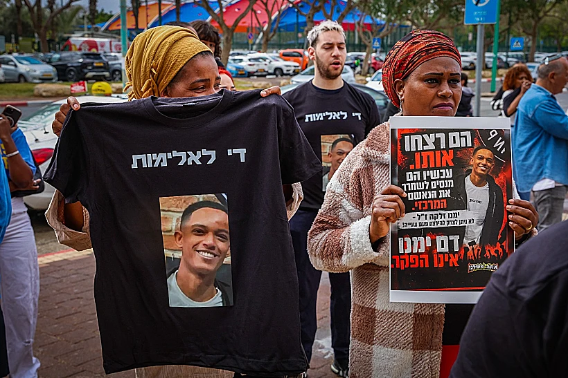 מפגינים מחוץ לבית משפט השלום בפ"ת בדיון בהארכת מעצרו של החשוד המרכזי ברצח ימנו זלקה