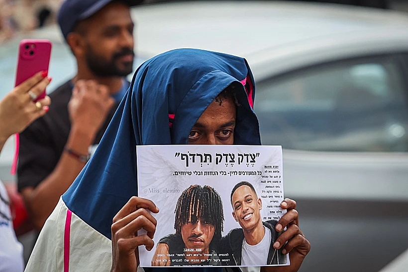 מפגינים מחוץ לבית משפט השלום בפ"ת בדיון בהארכת מעצרו של החשוד המרכזי ברצח ימנו זלקה