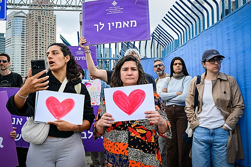 מפגינים מחוץ לתחנת המשטרה נגד החשוד באונס שי-לי עטרי ונעמה שחר