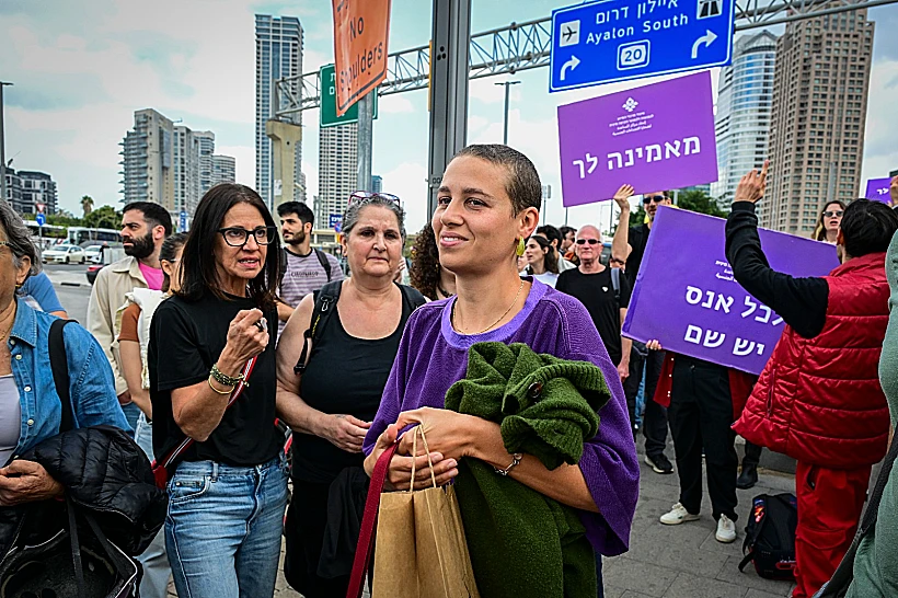 נעמה שחר מחוץ לתחנת לב ת"א