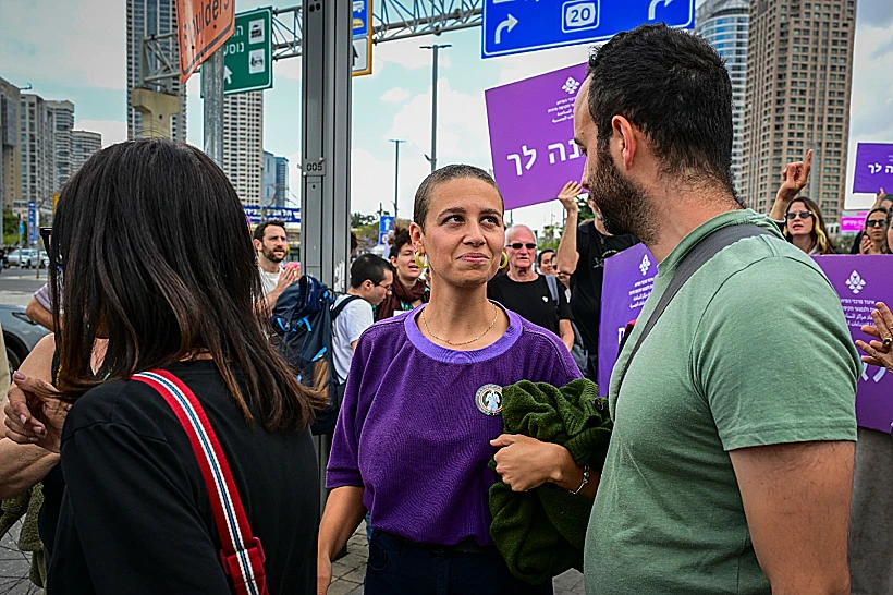 נעמה שחר מחוץ לתחנת לב ת"א