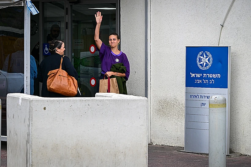 נעמה שחר מחוץ לתחנת לב ת"א