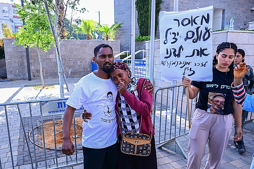 בני משפחתו של ימנו זלקה מחוץ לבית המשפט עם הגשת כתב האישום