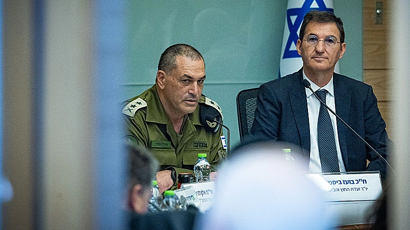 הרמטכ"ל אייל זמיר לצד ח"כ בועז ביסמוט בוועדת החוץ והביטחון