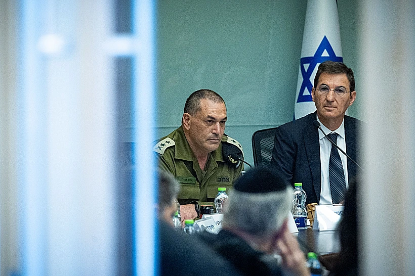 הרמטכ"ל אייל זמיר לצד ח"כ בועז ביסמוט בוועדת החוץ והביטחון