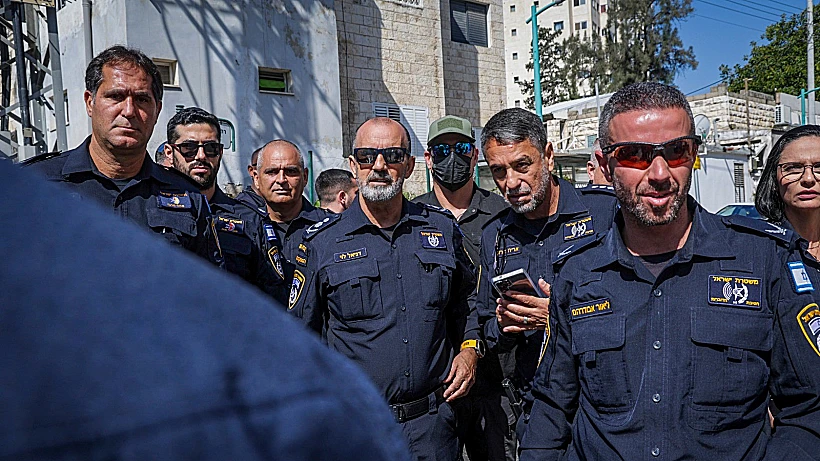 מפכ"ל המשטרה רנ"צ דני לוי ומפקד מחוז מרכז ניצב אמיר כהן בזירת הרצח ברמלה