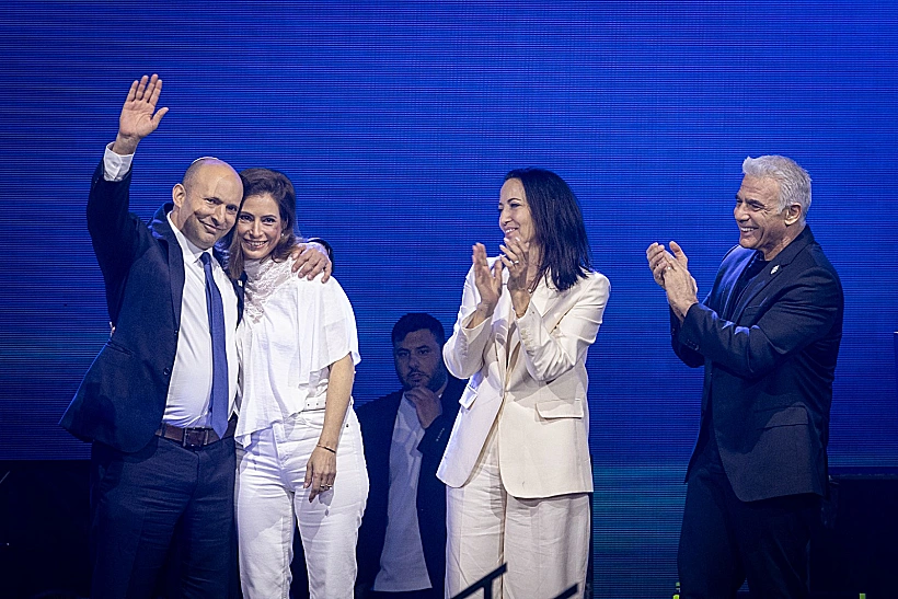 נפתלי בנט ורעייתו גילת לצד יאיר לפיד ורעייתו ליהיא בכנס מפלגת "ביחד"
