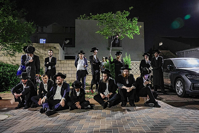 מפגינים חרדים מול בית מפקד המשטרה הצבאית באשקלון