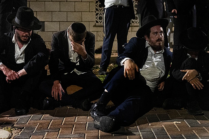מפגינים חרדים מול בית מפקד המשטרה הצבאית באשקלון