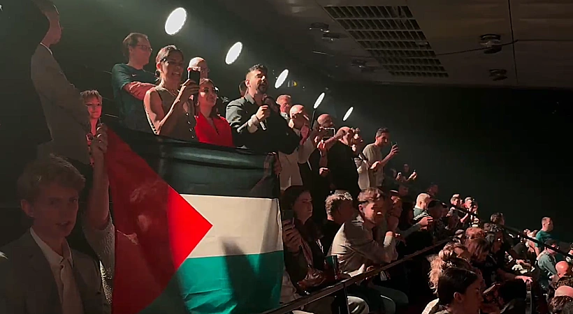 דגל פלסטין מונף מול נועם בתן בגמר אירוויזיון 2026