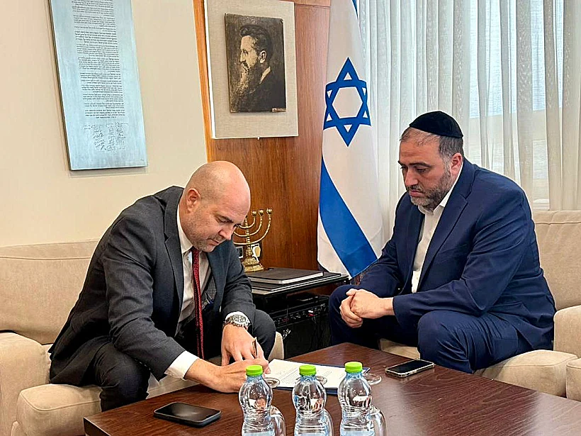 משה ארבל מגיש ליו"ר הכנסת אוחנה את מכתב ההתפטרות