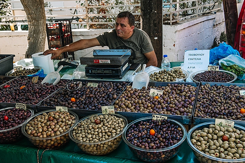 מוכר זיתים בשוק בחאניה