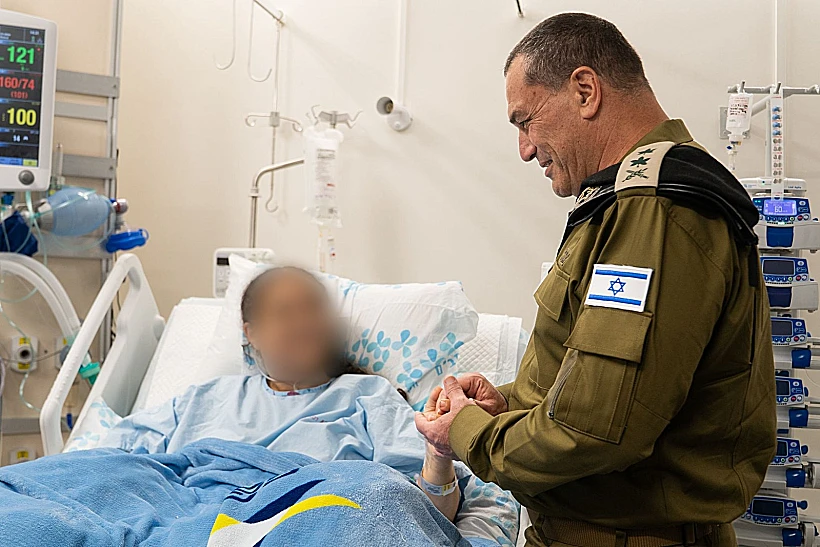 הרמטכ"ל אייל זמיר מבקר פצועים