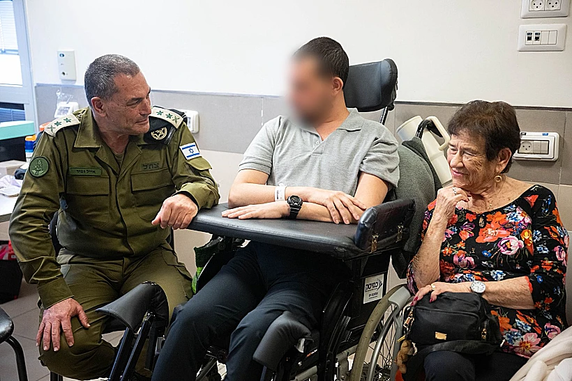הרמטכ"ל אייל זמיר מבקר את סא"ל א', מג"ד 52 שנפצע בלבנון, סגן-אלוף א', בבית לוינשטיין
