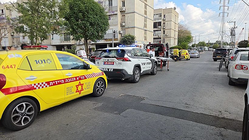 אמבולנס וניידת משטרה בשכונת התקווה בתל אביב (ארכיון)