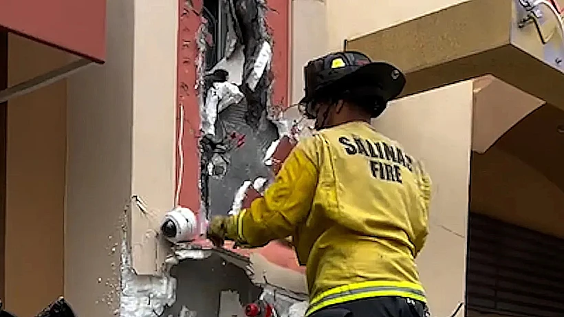 החליק לתוך חלל צר בין קירות סמוכים ונשאר כלוא