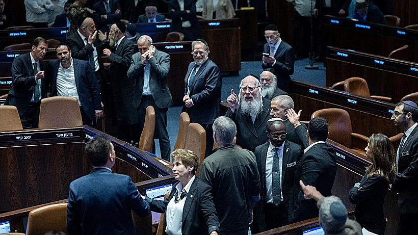 מליאת הכנסת בזמן ההצבעה על חוק המעונות
