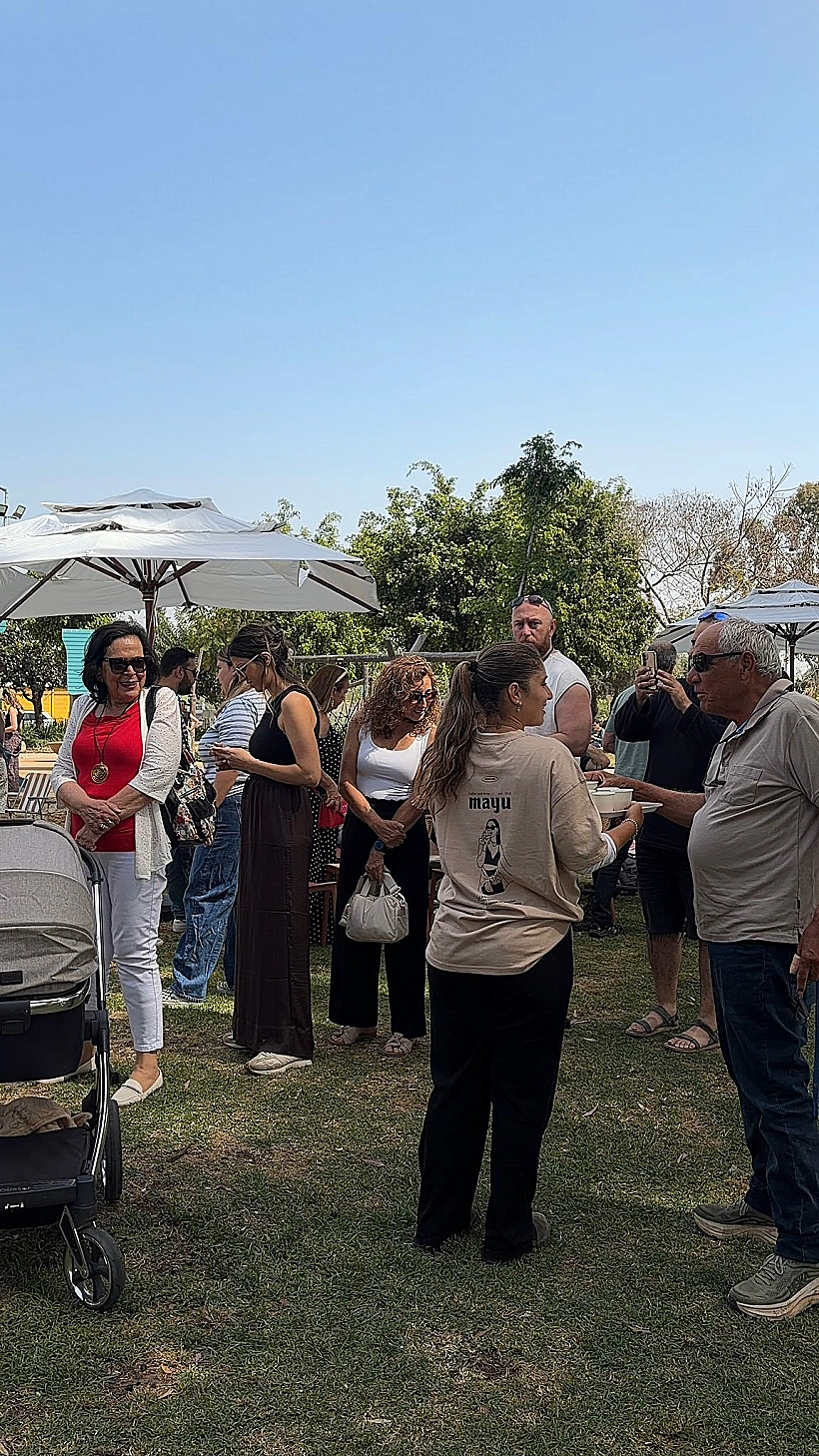 אנשים בעגלת הקפה "מאיו"