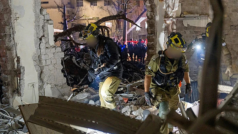 כוחות פיקוד העורף בזירת נפילת טיל במבצע שאגת הארי
