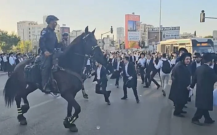 חרדים קיצוניים מוחים בירושלים