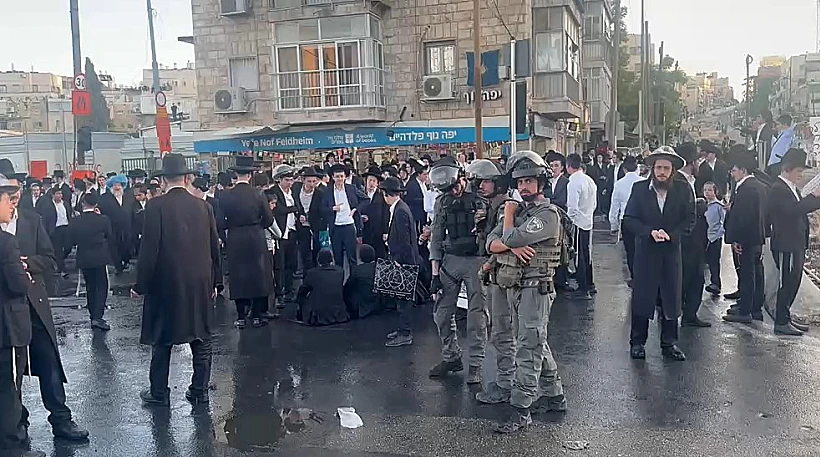 חרדים קיצוניים מוחים בירושלים