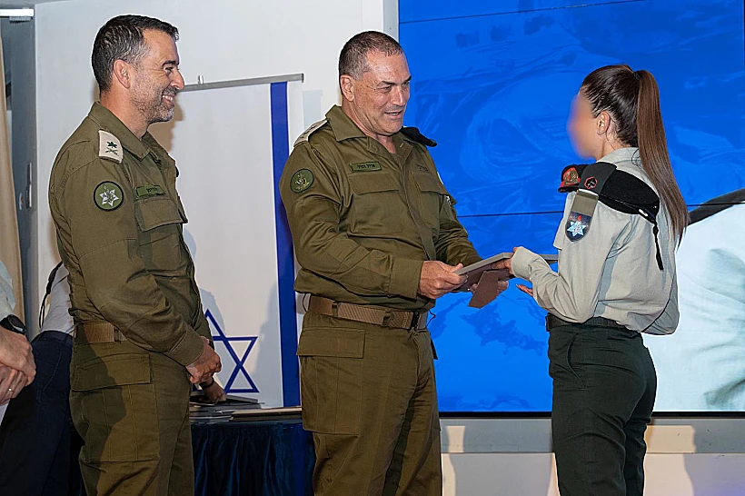 הרטמכ"ל אייל זמיר בטקס סיום קורס פיקוד ומטה ׳אלון׳ במחנה גלילות