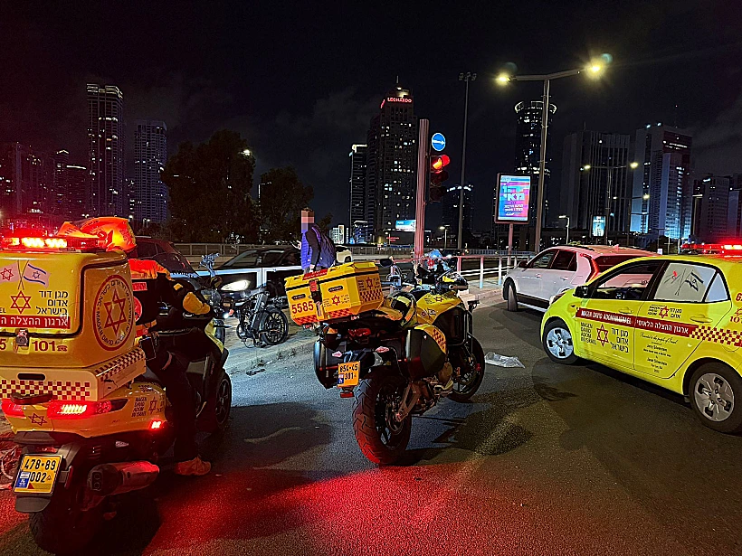 הזירה בה נפצע קשה רוכב הקורקינט החשמלי ברחוב מנחם בגין בתל אביב