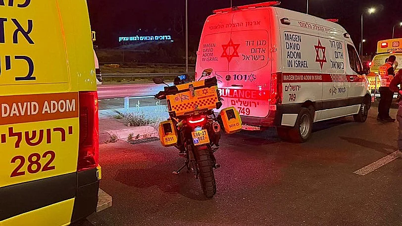 אמבולנס מד"א בזירת פיגוע הדריסה בגוש עציון