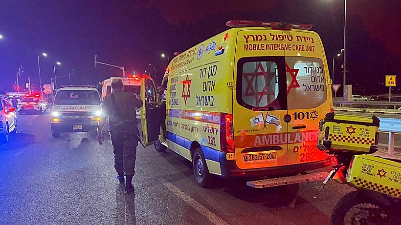 אמבולנס מד"א בזירת פיגוע הדריסה בגוש עציון