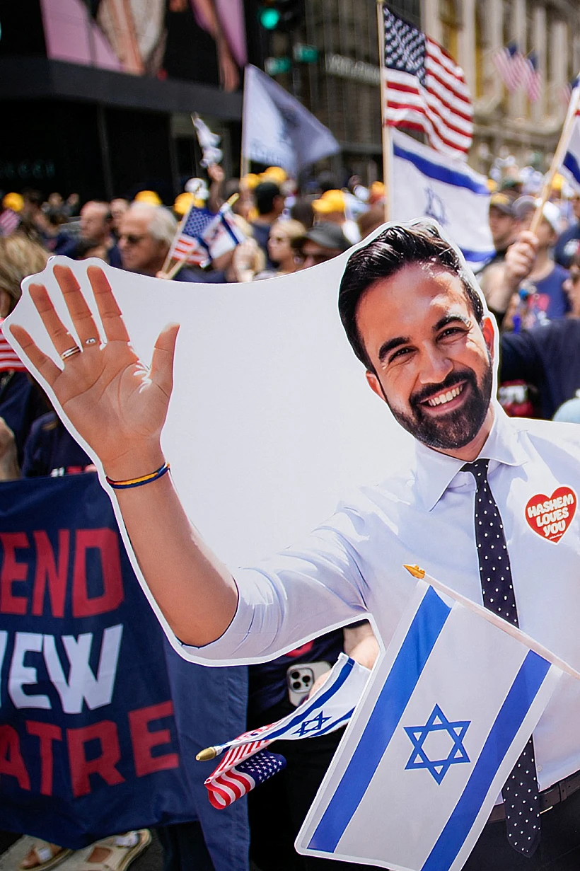 תמונתו של ראש עיריית מנהטן, זוהרן ממדאני, מחזיק דגל ישראל במצעד תמיכה בניו יורק