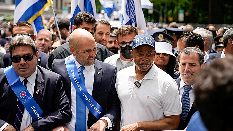יו"ר הכנסת אמיר אוחנה והקונסול אופיר אקוניס במצעד תמיכה בישראל בניו יורק