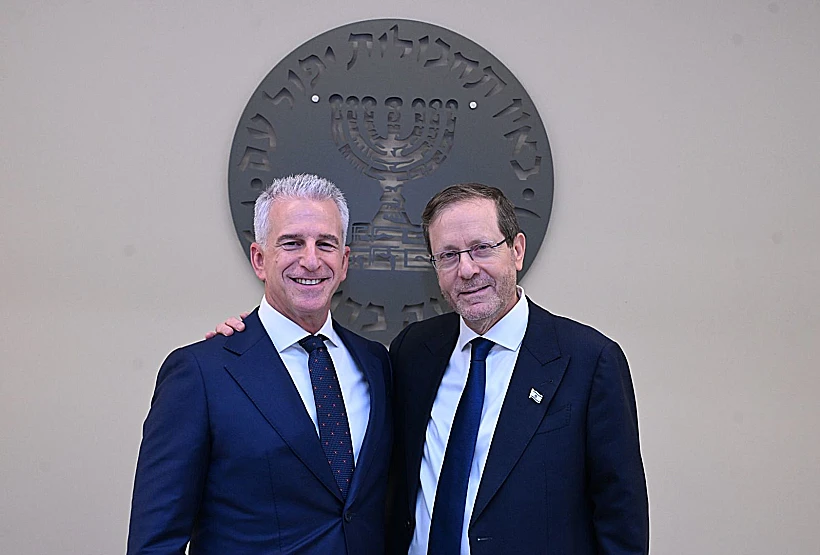 ראש המוסד היוצא דדי ברנע עם הנשיא הרצוג