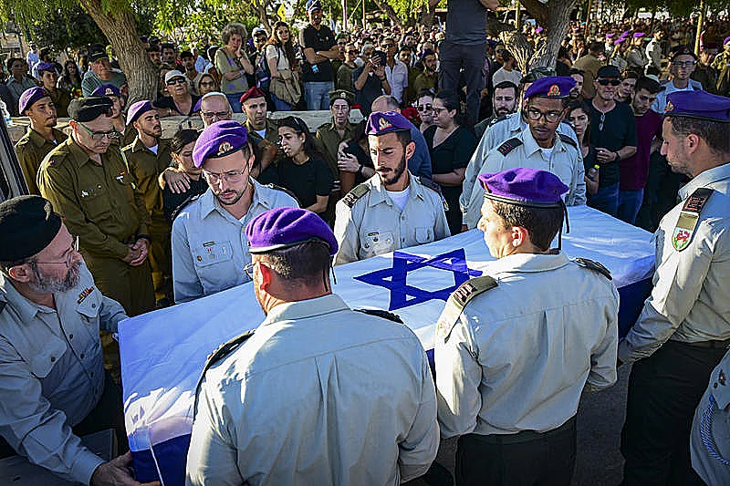 הלווייתו של סרן ד"ר אורי סילבסטר בבית הקברות הצבאי פ"ת