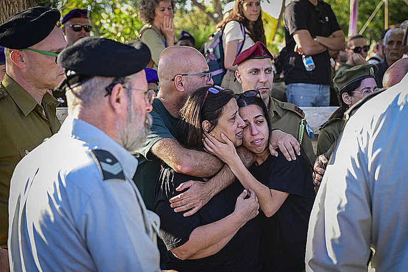 הלווייתו של סרן ד"ר אורי סילבסטר בבית הקברות הצבאי פ"ת
