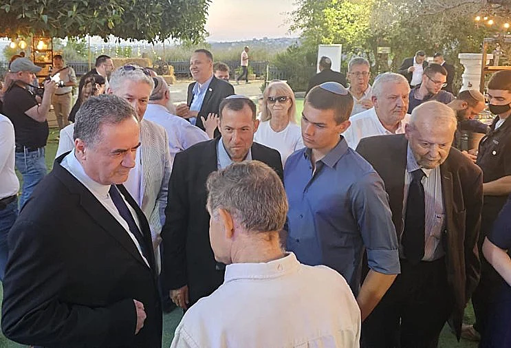 במקום להגיע לישיבת הממשלה על הצפון: שר הביטחון ישראל כ"ץ בבת מצווה