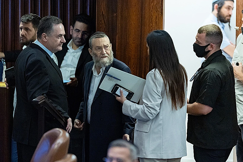 שר הביטחון כ"ץ וח"כ גפני בהצבעה בכנסת על מבקר המדינה