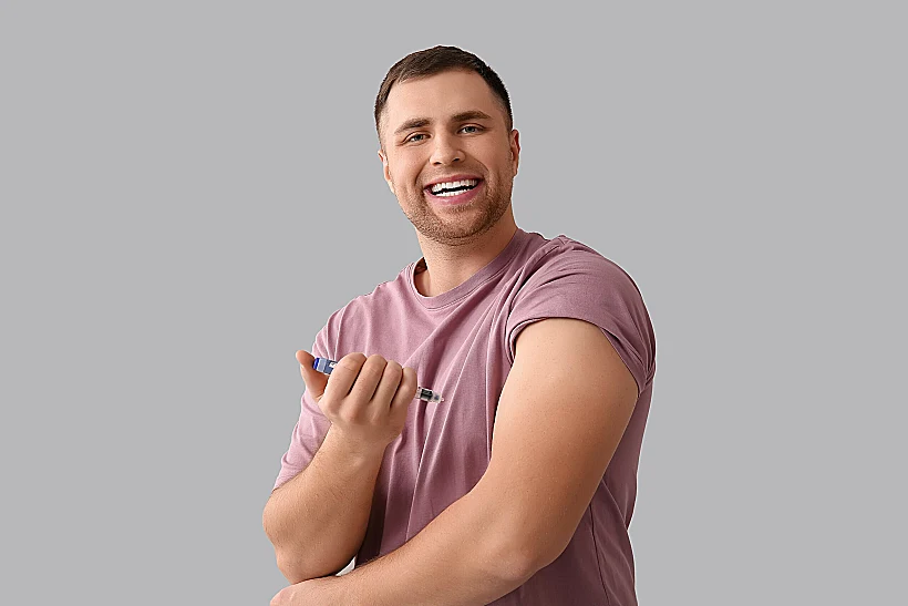 גבר מזריק לעצמו