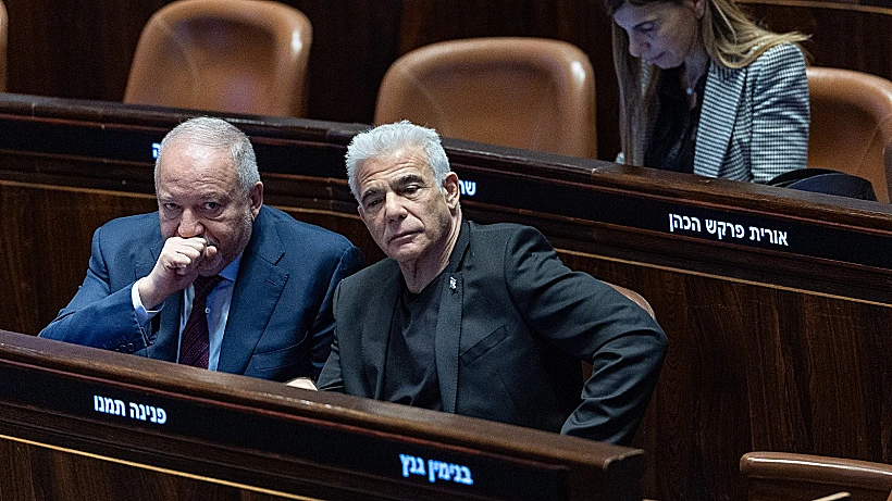 ראש האופוזיציה יאיר לפיד ויו"ר ישראל ביתנו אביגדור ליברמן במליאת הכנסת במהלך ההצבעה על מינוי מבקר המדינה