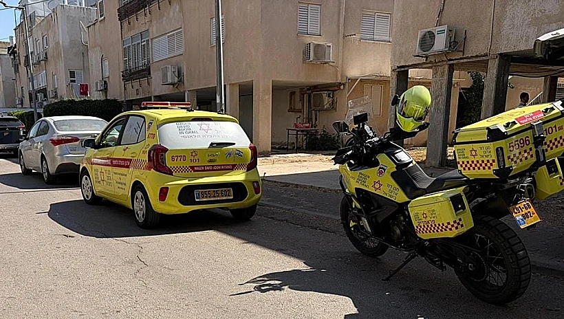 אמבולנס מד"א בזירה בה נשכח פעוט ברכב סגור בשפלה