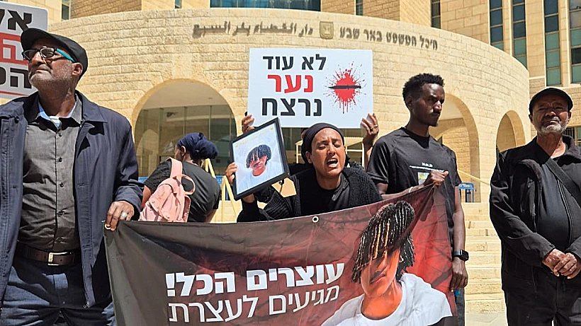 מפגינים למען דסטאו צ'קול מחוץ לבית המשפט בבאר שבע