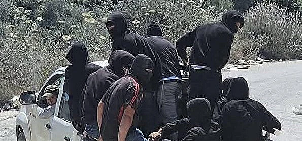 פורעים יהודים בכניסה לכפר חווארה