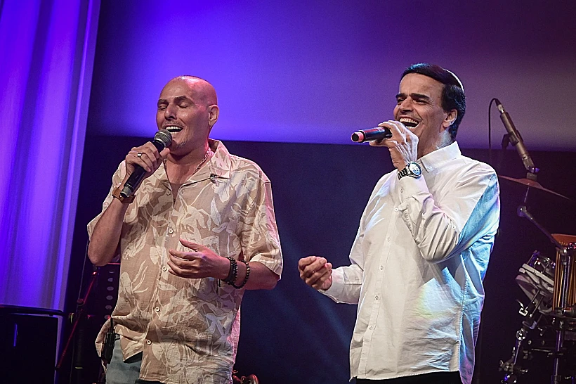 ישי לוי בהופעה עם אחיו נתי לוי