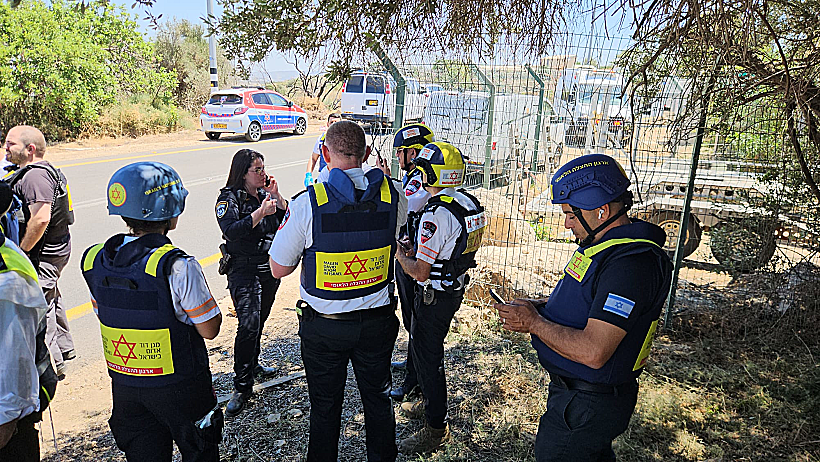 כוחות מד"א בזירת הפיגוע בכניסה לכוכב יאיר-צור יגאל