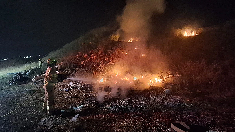לוחמי אש פועלים בזירת שריפה כתוצאה מיירוטים בצפון
