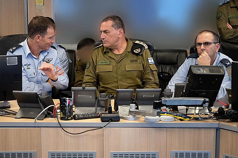 הרמטכ"ל אייל זמיר ומפקד חיל האוויר האלוף עומר טישלר בבור במהלך התקיפות באיראן