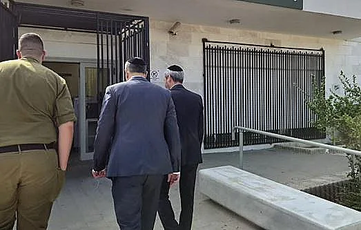 ביקור חברי הכנסת של ש"ס בכלא 10 לאות הזדהות עם עריקים