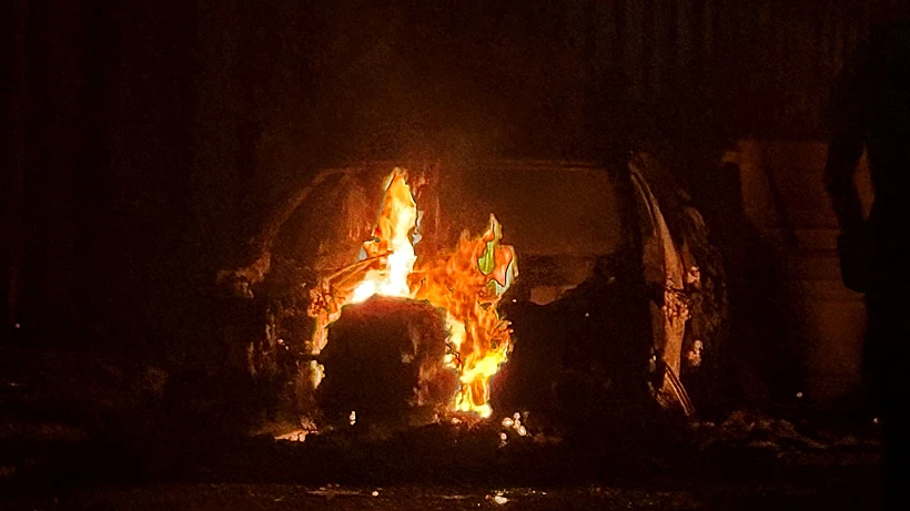 אחד מכלי הרכב שהוצתו במהומות שפרצו בבלפסט בעקבות תקיפה שביצע מהגר
