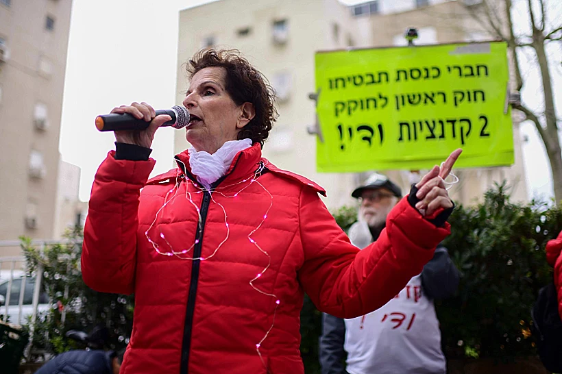 אסתר שמיר בהפגנה נגד הממשלה, 2021