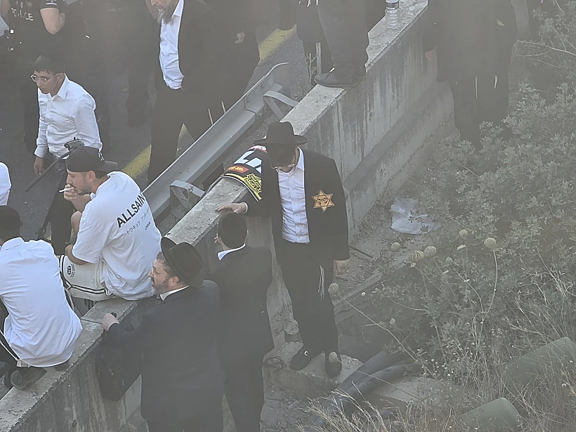 מפגין מהפלג הירושלמי עם טלאי צהוב על בגדיו